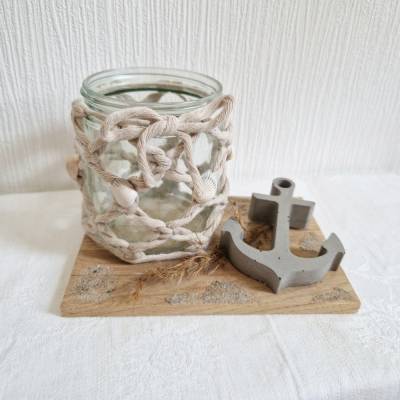 Maritimes Windlicht aus Makramee und Muscheln mit einem Anker aus Beton
