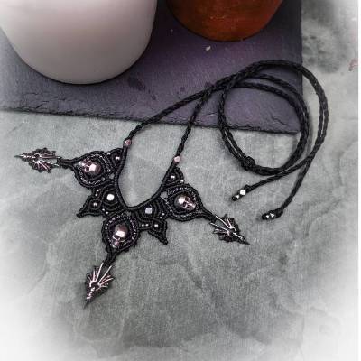 Makramee Halskette mit Totenköpfen und Fledermaus-Krallen – Halloween Schmuck Gothic Collier