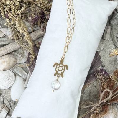 „Lucky Turtle“ gold - Edelstahl-Halskette mit Anhänger Schildkröte und Süßwasserperle