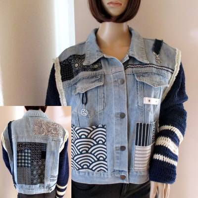 Einzigartige Jeansjacke – neu gestylt mit gehäkelten Ärmeln und Applikationen in Blau und Weiß