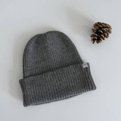 Unisex Beanie anthrazit handgestrickt aus mulesingfreier Merinowolle | zimtblüte