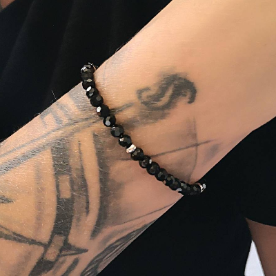 Elegantes Armband aus schwarzen, geschliffenen Glasperlen & Edelstahl – handgefertigt