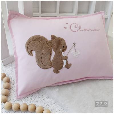 Personalisierbares Namenskissen 30cmx40cm rose mit Eichhörnchen – Kuschelkissen für Kinderzimmer