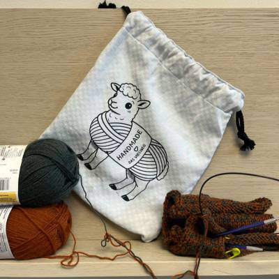 Hellblauer Projektbeutel mit Schaf für Stricksachen