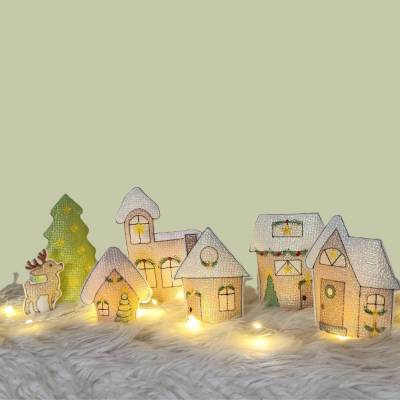 Stickdatei Winterdorf Weihnachten Lichthaus – Häuser, Tanne, Kirche & Rentier In the Hoop Set 2584