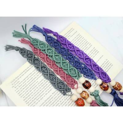 Lesezeichen mit Holzperle – Makramee Buchseitenhalter, handgeknüpft in Wunschfarbe, Geschenkidee für Buchliebhaber