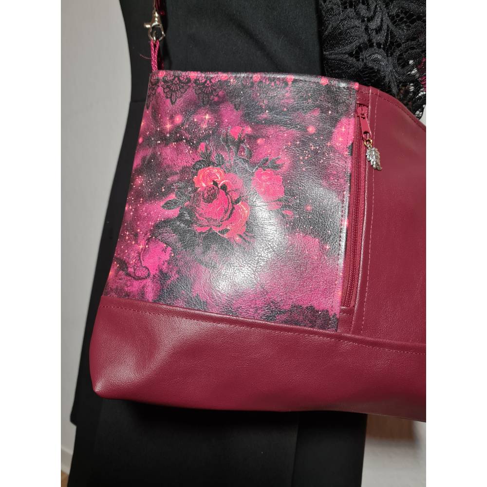 Handtasche Damen – Umhängetasche mit roten Rosen Charms