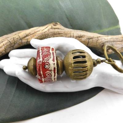 Handgetöpferter Keramik Schlüsselanhänger rot & creme, Unikat mit afrikanischen Messingperlen