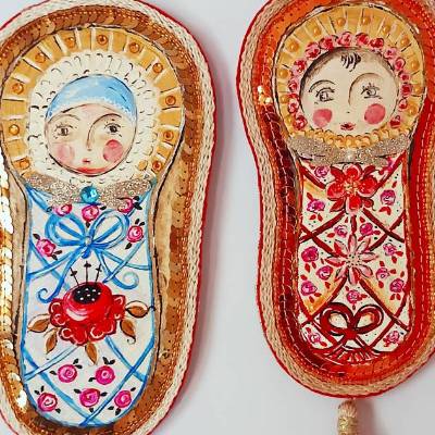 Babypuppen-Anhänger Fatschenkindl – Handbemalte Deko aus Karton zum Aufhängen in Rosarot & Babyblau