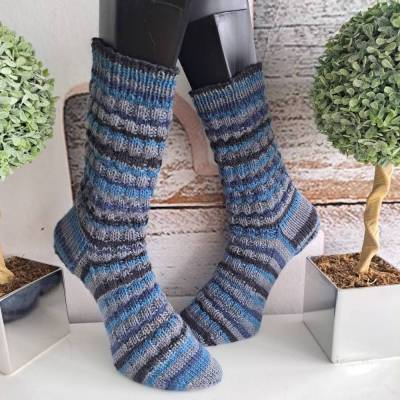 gestrickte dickere Kuschelsocke Gr.42/43 Strukturmuster Blau/ Grau/ Schwarz