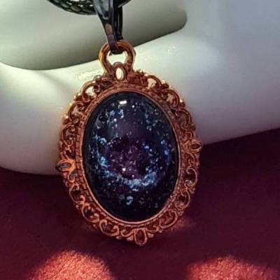 Handgefertigter Cabochon mit Alcohol Ink Effekt – Epoxidharz-Anhänger in Metallfassung an Baumwollkordel