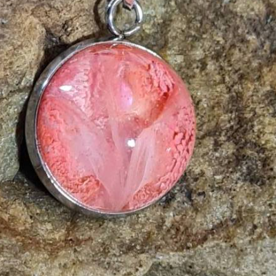 Handgefertigter Cabochon mit Alcohol Ink Effekt – Epoxidharz-Anhänger in Metallfassung an Baumwollkordel