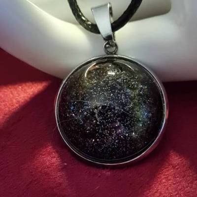 Handgefertigter Cabochon mit Alcohol Ink Effekt – Epoxidharz-Anhänger in Metallfassung an Baumwollkordel