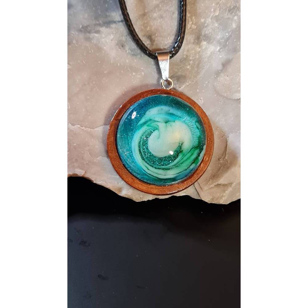 Handgefertigter Cabochon mit Alcohol Ink Effekt – Epoxidharz-Anhänger in Holzfassung an Baumwollkordel Bild 1