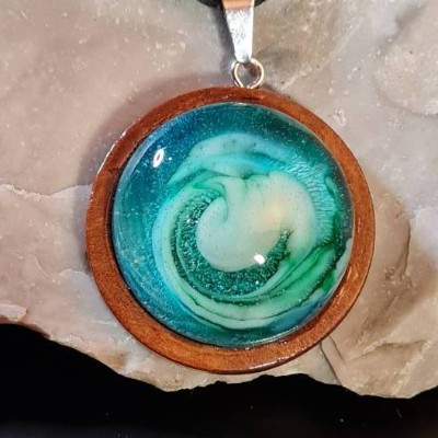 Handgefertigter Cabochon mit Alcohol Ink Effekt – Epoxidharz-Anhänger in Holzfassung an Baumwollkordel