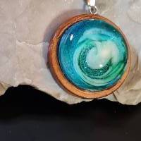 Handgefertigter Cabochon mit Alcohol Ink Effekt – Epoxidharz-Anhänger in Holzfassung an Baumwollkordel Bild 2