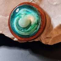 Handgefertigter Cabochon mit Alcohol Ink Effekt – Epoxidharz-Anhänger in Holzfassung an Baumwollkordel Bild 3