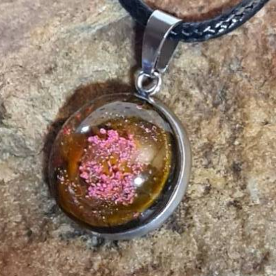 Handgefertigter Cabochon mit Alcohol Ink Effekt – Epoxidharz-Anhänger in Metallfassung an Baumwollkordel