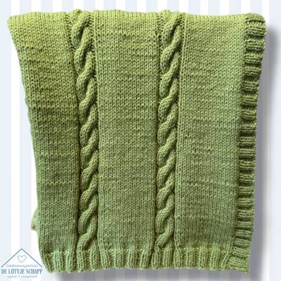 Gestrickte Decke für das Baby, kiwigrün – Zopfmuster, weich und kuschelig, Geschenk zur Geburt