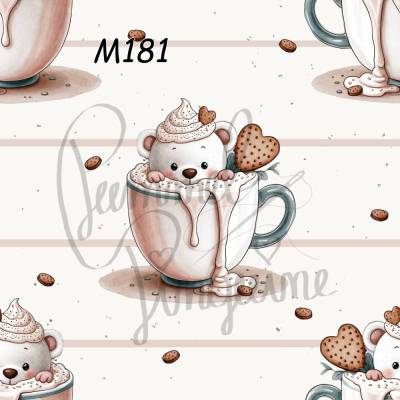 M181 Kuschel-Bärchen in der Kakao-Tasse – süßes Winter-Stoffdesign mit Herzkeks