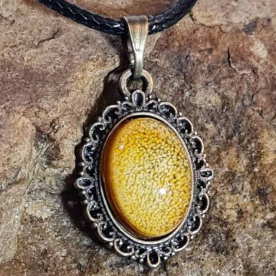 Handgefertigter Cabochon mit Alcohol Ink Effekt – Epoxidharz-Anhänger in Metallfassung an Baumwollkordel