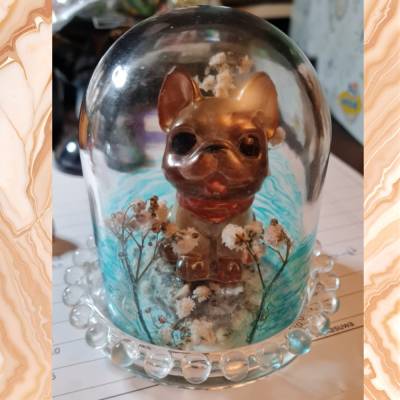 Handgemachte Glaskuppel mit Bulldoggenfigur – Vintage Deko mit Trockenblumen – Geschenkidee für Hundefreunde