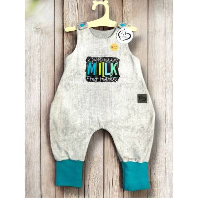 Handmade Baby Strampler Gr. 56 – Jeanslook grau, Schriftzug „i just need MILK + my mama“, petrol Bündchen