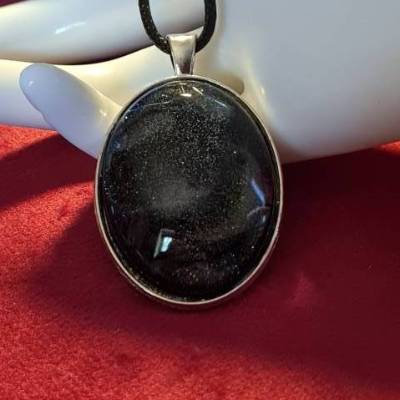 Handgefertigter Cabochon mit Alcohol Ink Effekt – Epoxidharz-Anhänger in Metallfassung an Baumwollkordel