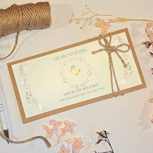 Geburtstagskarte Die Welt ist schön, weil du mit drauf bist – Handgemachte Karte für Geldgeschenke & Gutscheine