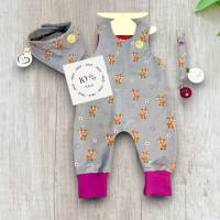 Baby Stramplerset Gr. 62 aus Baumwolljersey mit Reh-Motiv – Halstuch & Schnullerband – Handmade Geschenk