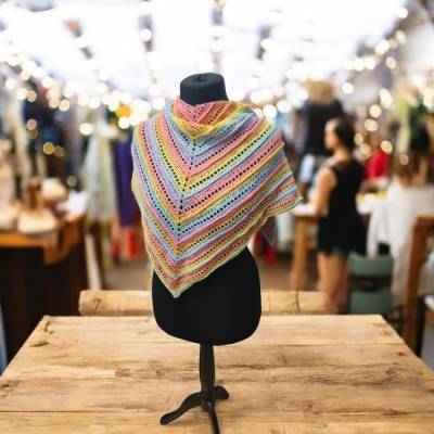 Luxuriöses Dreiecktuch handgehäkelt – Modell Pastell Favour, 100% Baumwolle, Unikat