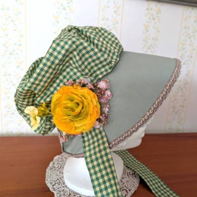 Handgemachte lindgrüne Regency Schute aus Baumwollsatin und Seide – Jane Austen Kopfbedeckung