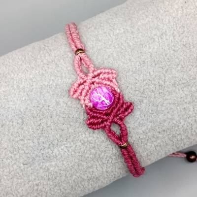 zierliches Makramee Armband in den Farben beere und rosa mit einer marmorierten Acrylperle