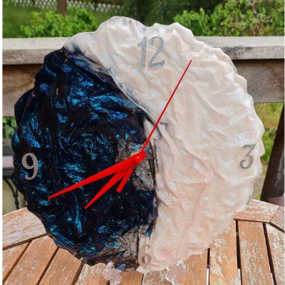 Handgemachte Epoxidharz-Wanduhr Schwarz-Weiß mit Glitzer - Unikat, einzigartiges Geschenk