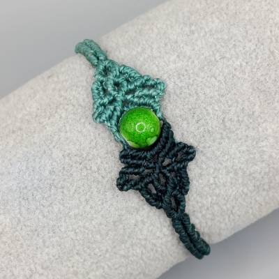 zierliches Makramee Armband in den Farben petrol und türkis mit einer marmorierten Acrylperle