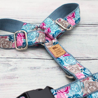 Hundegeschirr FROSTED ROSE – Rosenmuster Blau Rosa Grau, verstellbar, leicht, robust, elegant, romantisches Winterdesign