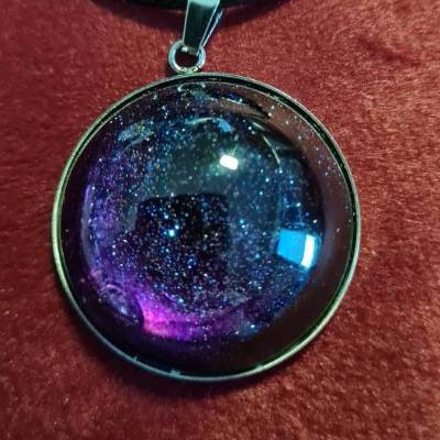 Handgefertigter Cabochon mit Alcohol Ink Effekt – Epoxidharz-Anhänger in Metallfassung an Baumwollkordel