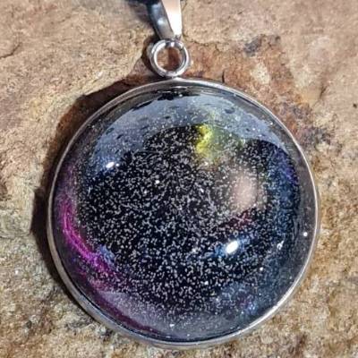 Handgefertigter Cabochon mit Alcohol Ink Effekt – Epoxidharz-Anhänger in Metallfassung an Baumwollkordel