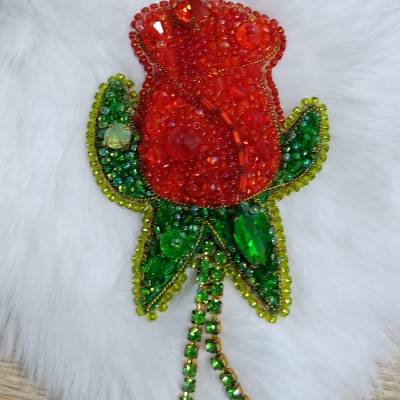 Handgefertigte Brosche „Rote Rose“ mit Glasperlen bestickt, Anstecknadel, Handarbeit