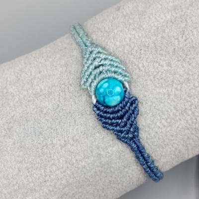 zierliches Makramee Armband in zwei verschiedenen Blautönen mit einer marmorierten Acrylperle