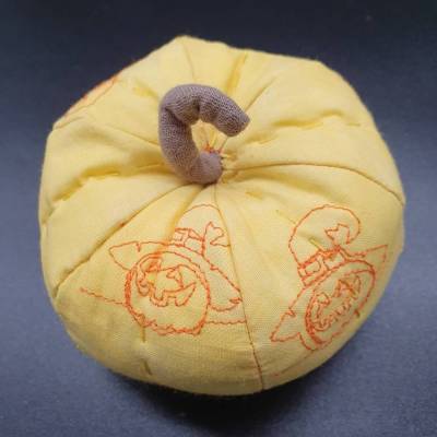 Gelber Stoffkürbis mit Stickerei – handgenähte Herbstdeko mit Halloween-Motiv