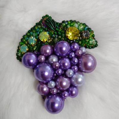 Handgefertigte Brosche „Lila Traube“ mit Glasperlen bestickt, Anstecknadel, Handarbeit