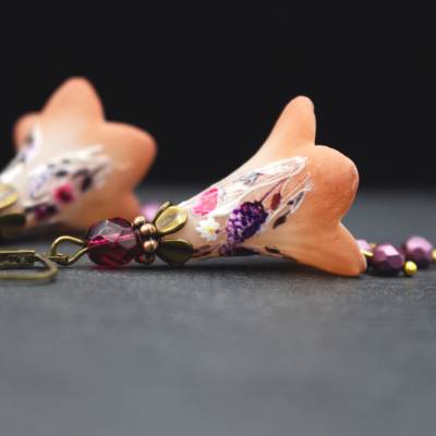 Blütenohrringe Braun mit Wildblumenmotiv – herbstlicher Boho Schmuck mit Glasperlen