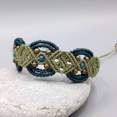 zauberhaftes Makramee Armband in olivgrün und petrol mit Acryl- und Metallperlen