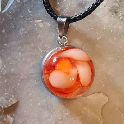 Handgefertigter Cabochon mit Alcohol Ink Effekt – Epoxidharz-Anhänger in Metallfassung an Baumwollkordel