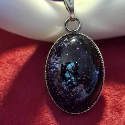 Handgefertigter Cabochon mit Alcohol Ink Effekt – Epoxidharz-Anhänger in Metallfassung an Baumwollkordel