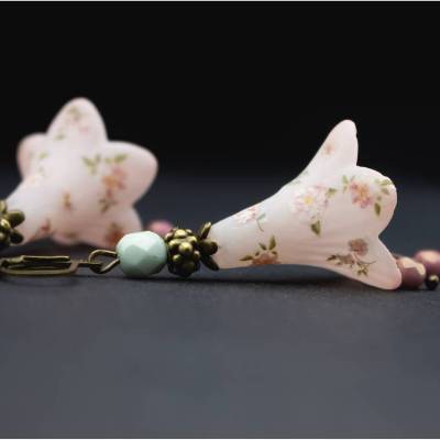 Blütenohrringe Rosa mit Rosenmotiv – romantischer Vintage Schmuck im Landhausstil