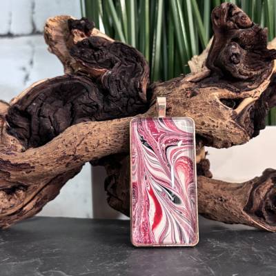 Kettenanhänger rechteckig breit aus Metall mit Glaskuppel – Unikat,  rot, weiß und schwarz