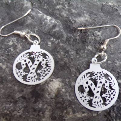 Filigrane Weihnachtskugel Ohrhänger aus Edelstahl in Weiß – Elegante Ohrringe mit Ornamenten