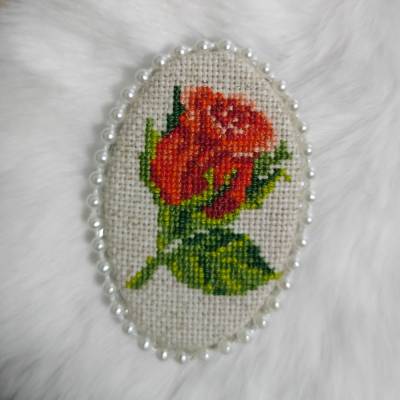 Handgefertigte Brosche „Stickrose“ , Anstecknadel, Handarbeit